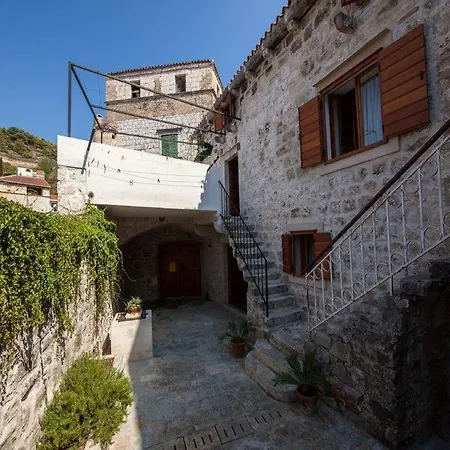 Authentic Stone House Kut بيت للعطل *