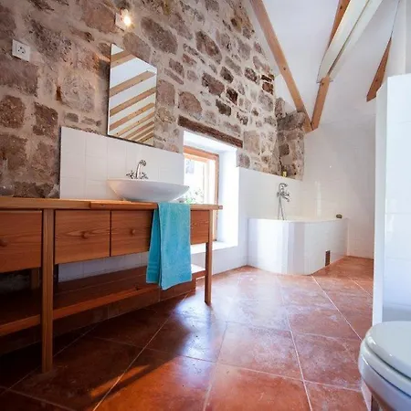 Authentic Stone House Kut * فيس